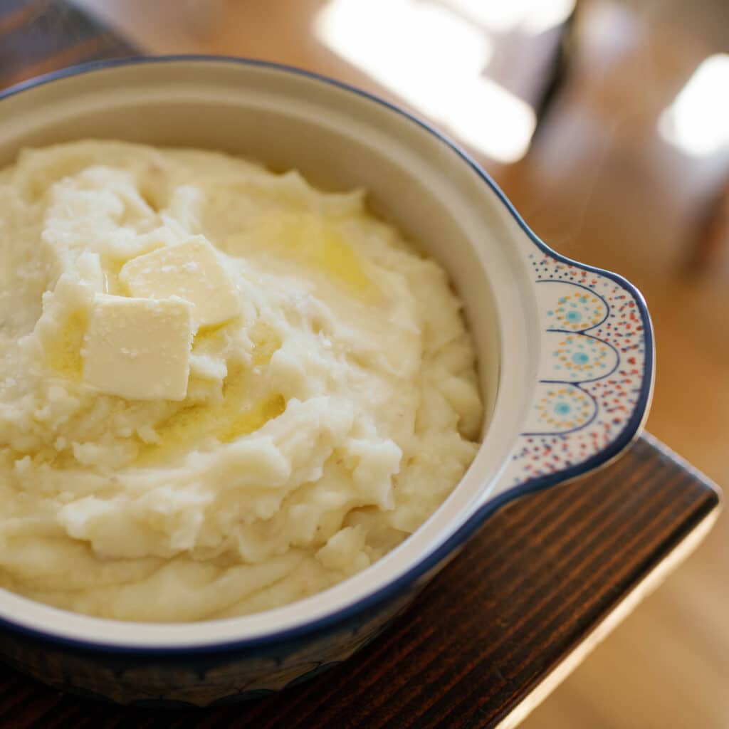 mashed potatoes in a ceramic bowl