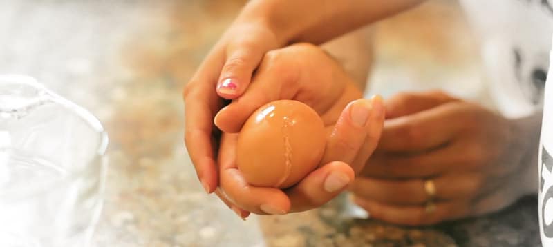 Cracking-Eggs